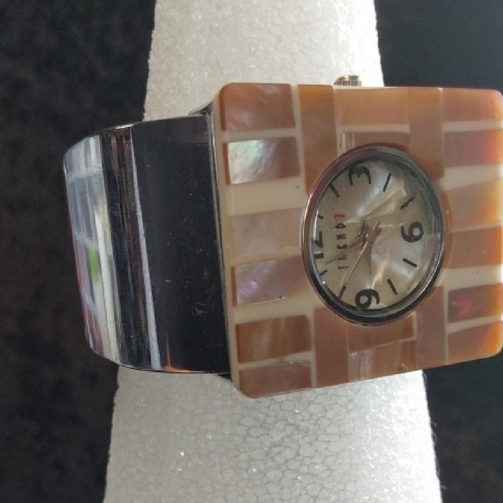 Elegant Mother of Pearl Women's Watch - Picture 3 of 3
